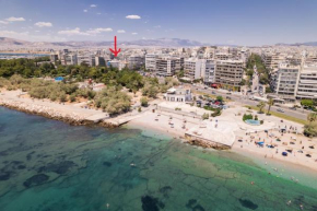 Luxury seaside apartment next to Starbucks opossite the beach park of Flisvos